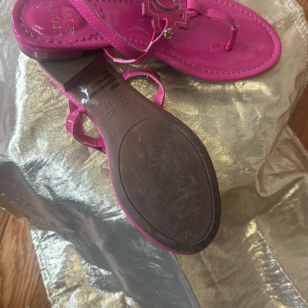 Crown & Ivy Pink Sandals with Glossy Finish Big Kids size 4 - Picture 6 of 9